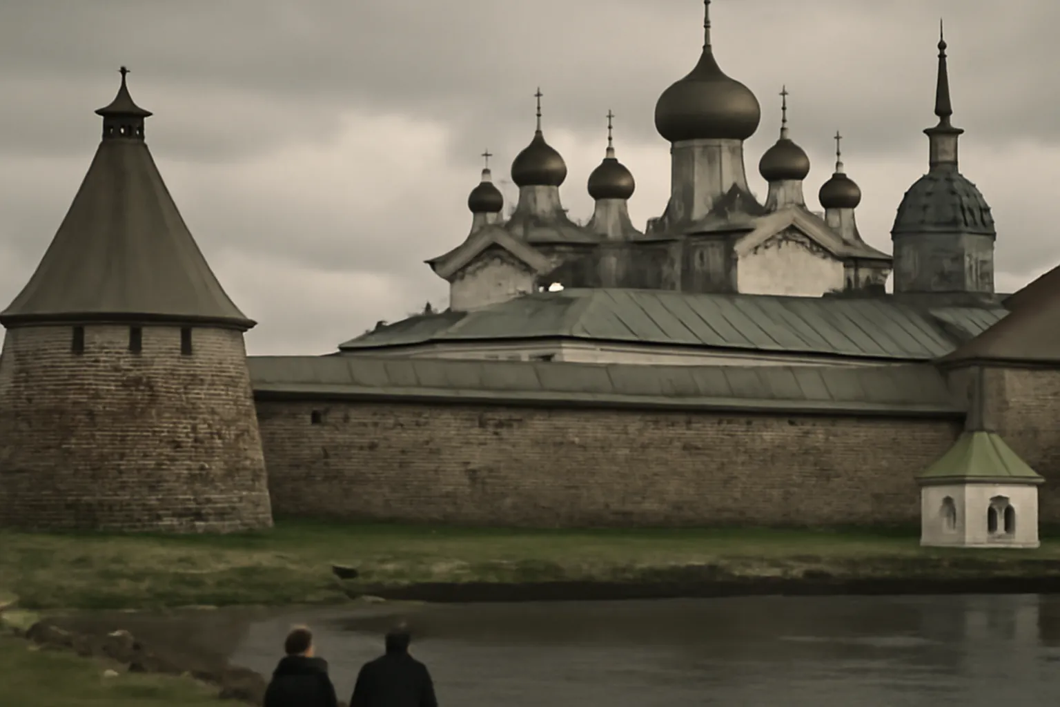 Murailles du monastere des Solovki sur la mer Blanche