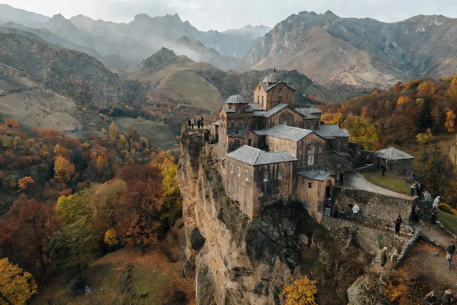 Monastere armenien de Tatev au bord d'une falaise en automne