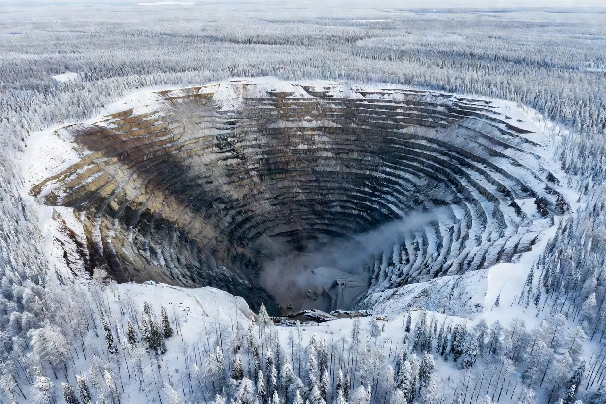 Vue aérienne d'une mine de diamants à ciel ouvert en République de Sakha, cratère industriel dans la taïga sibérienne