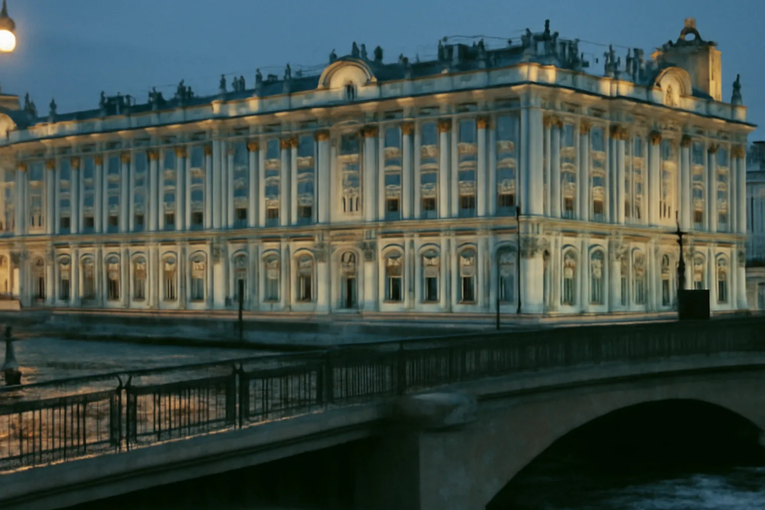 Palais d'Hiver de l'Ermitage a Saint-Petersbourg le long de la Neva