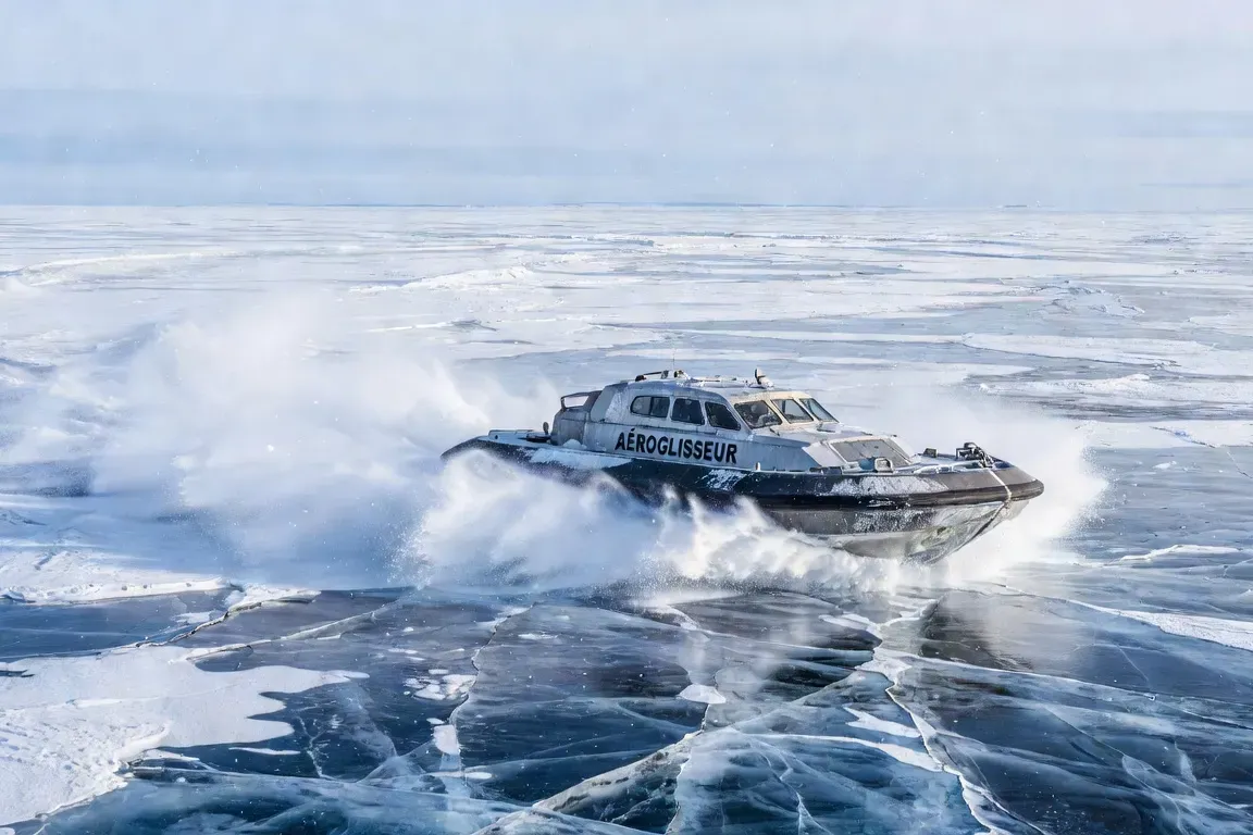 Hovercraft traversant la glace du lac Baïkal en hiver