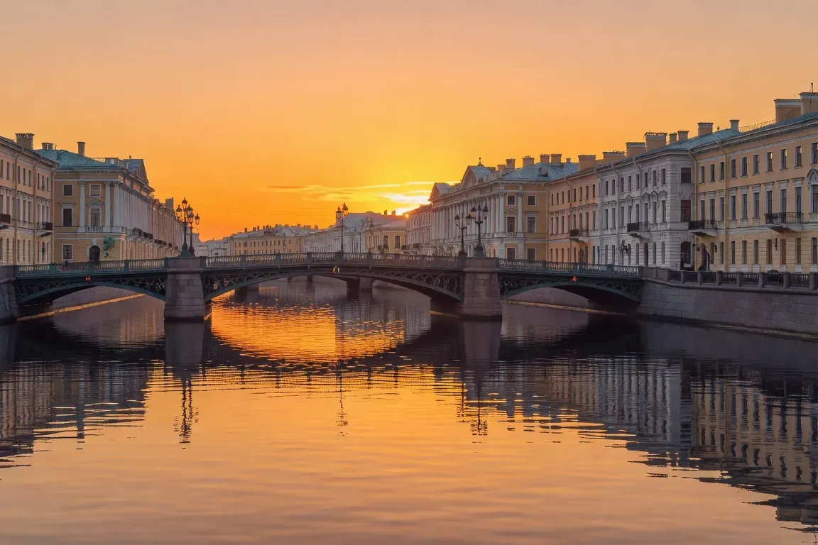 Canaux de Saint-Pétersbourg au coucher du soleil, reflets dans l'eau, architecture néoclassique