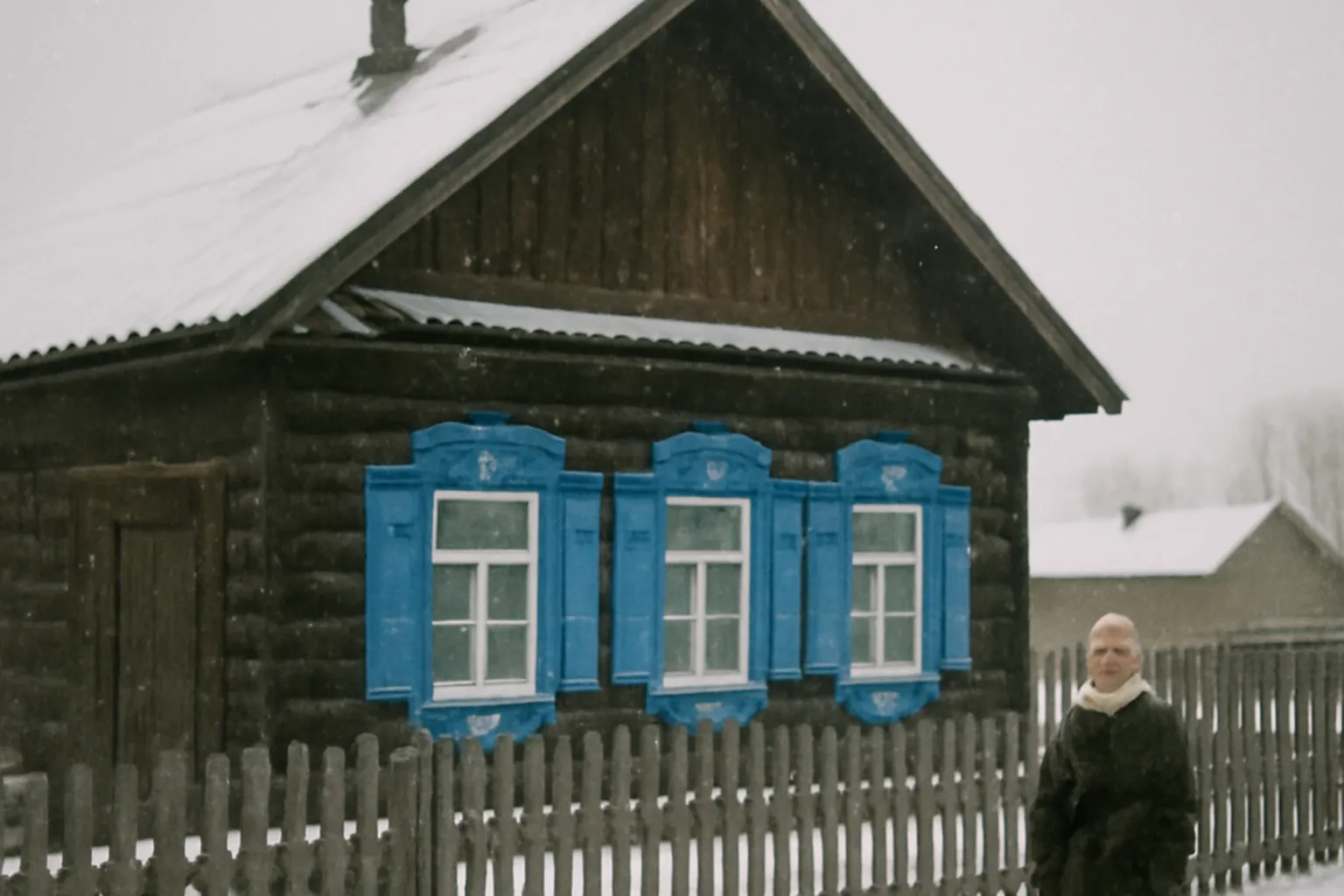Isba traditionnelle siberienne avec volets bleus en Bouriatie