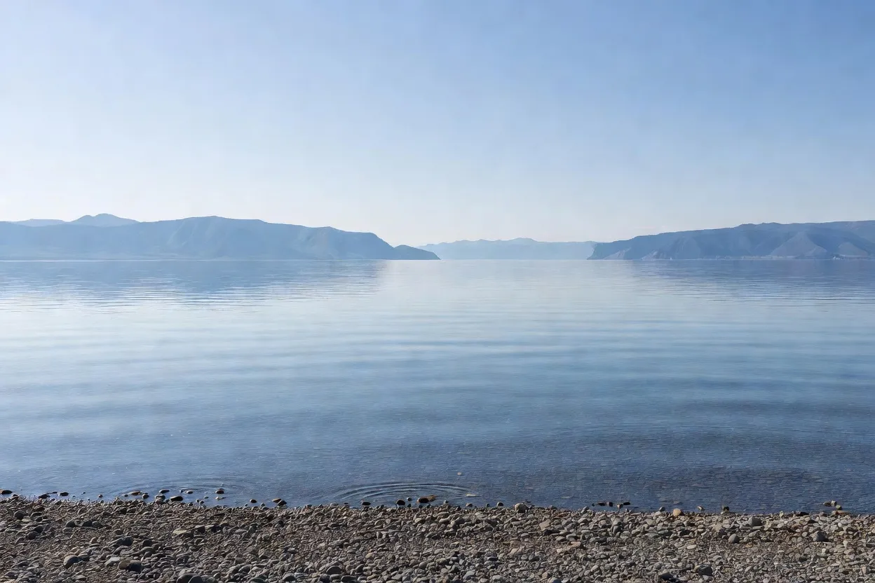 Rive du lac Baïkal en été avec montagnes en arrière-plan